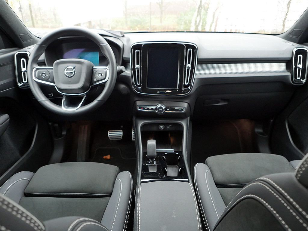 Volvo XC40 Plus Recharge Pure Electric AHK