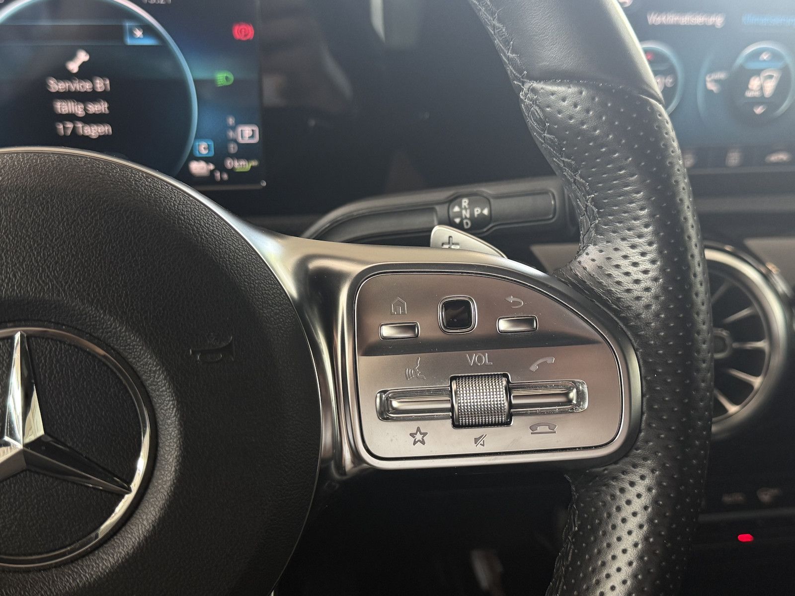 Mercedes-Benz A 250 e AMG-LINE - Samsaru's Car Outlet