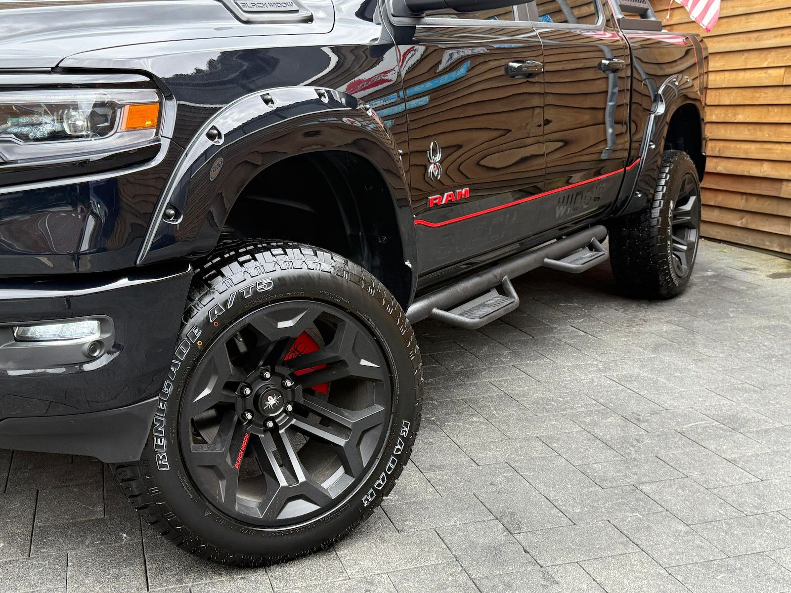 Dodge RAM 1500 6´´ BLACK WIDOW 5.7L 12´´ LED