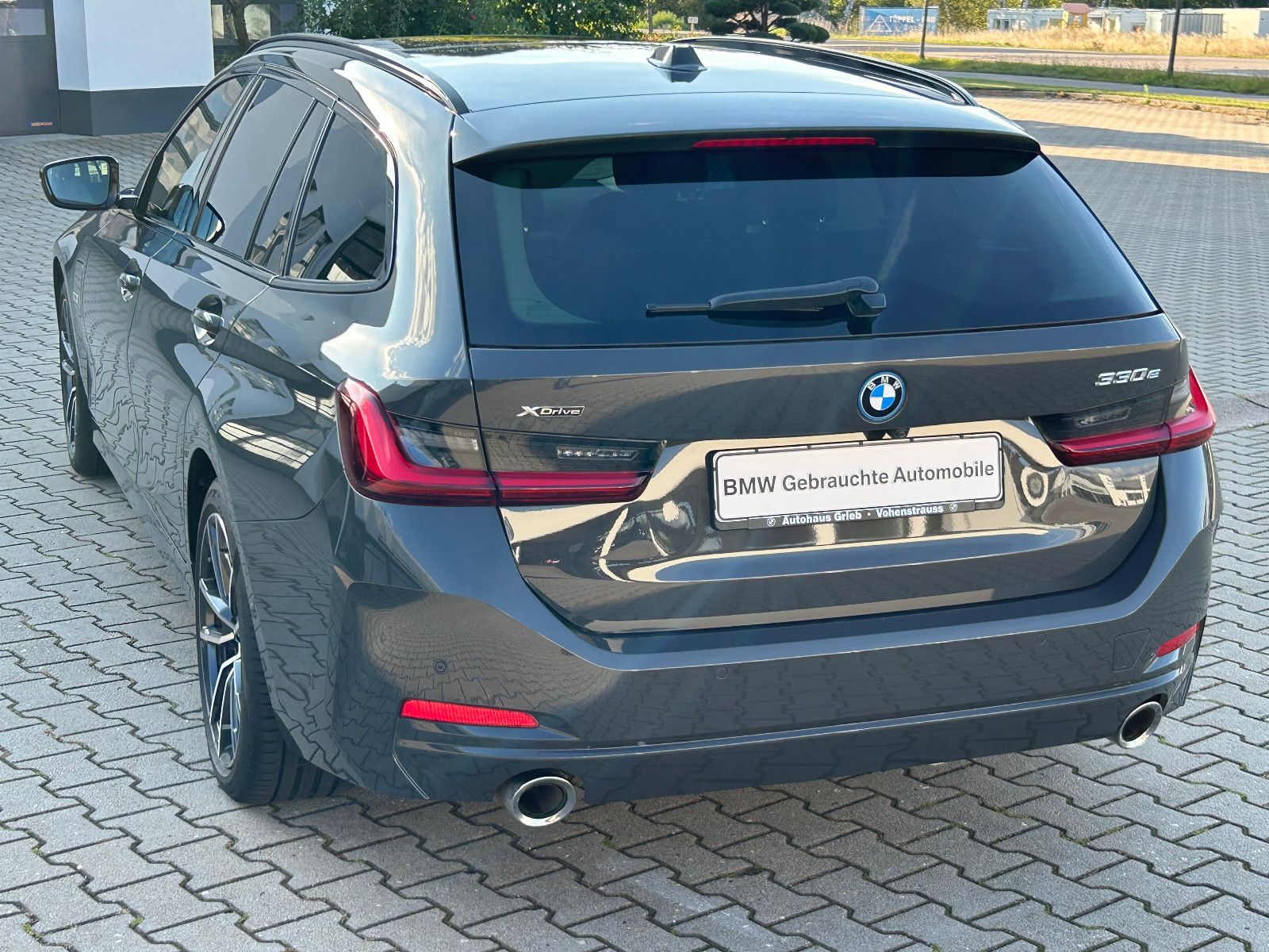 BMW 330 e xDrive,AHK,Leder,el. Sitz,Head Up,Glasdach