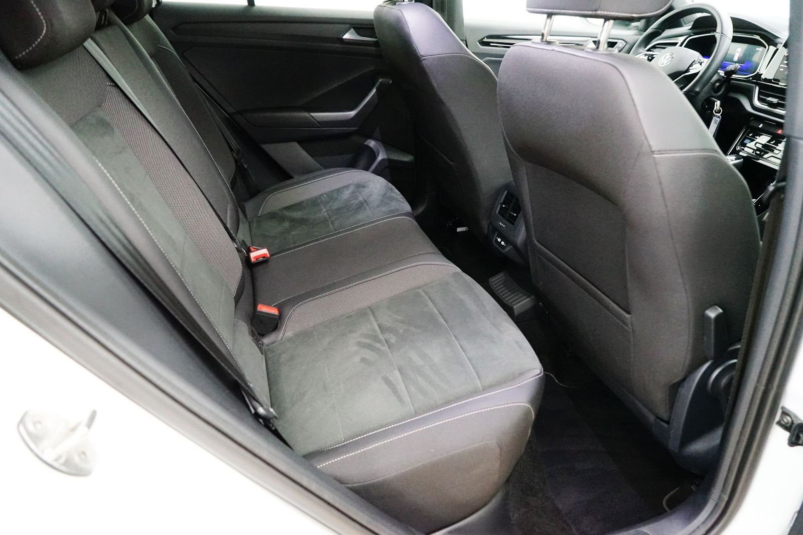 Volkswagen T-Roc 2.0 TSI Aut. R-Line - Samsaru's Car Outlet