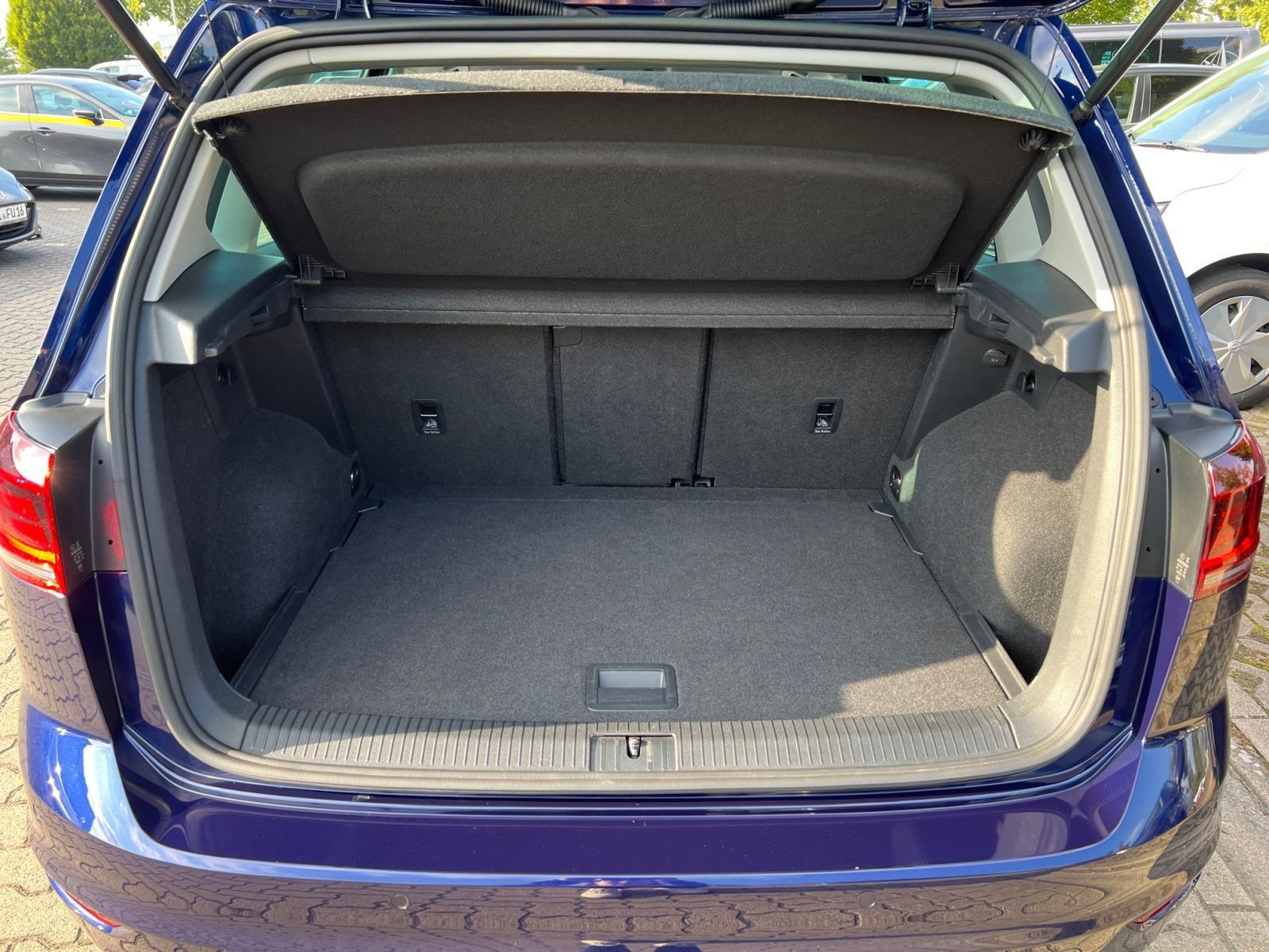 Volkswagen Golf Sportsvan VII e - Samsaru's Car Outlet