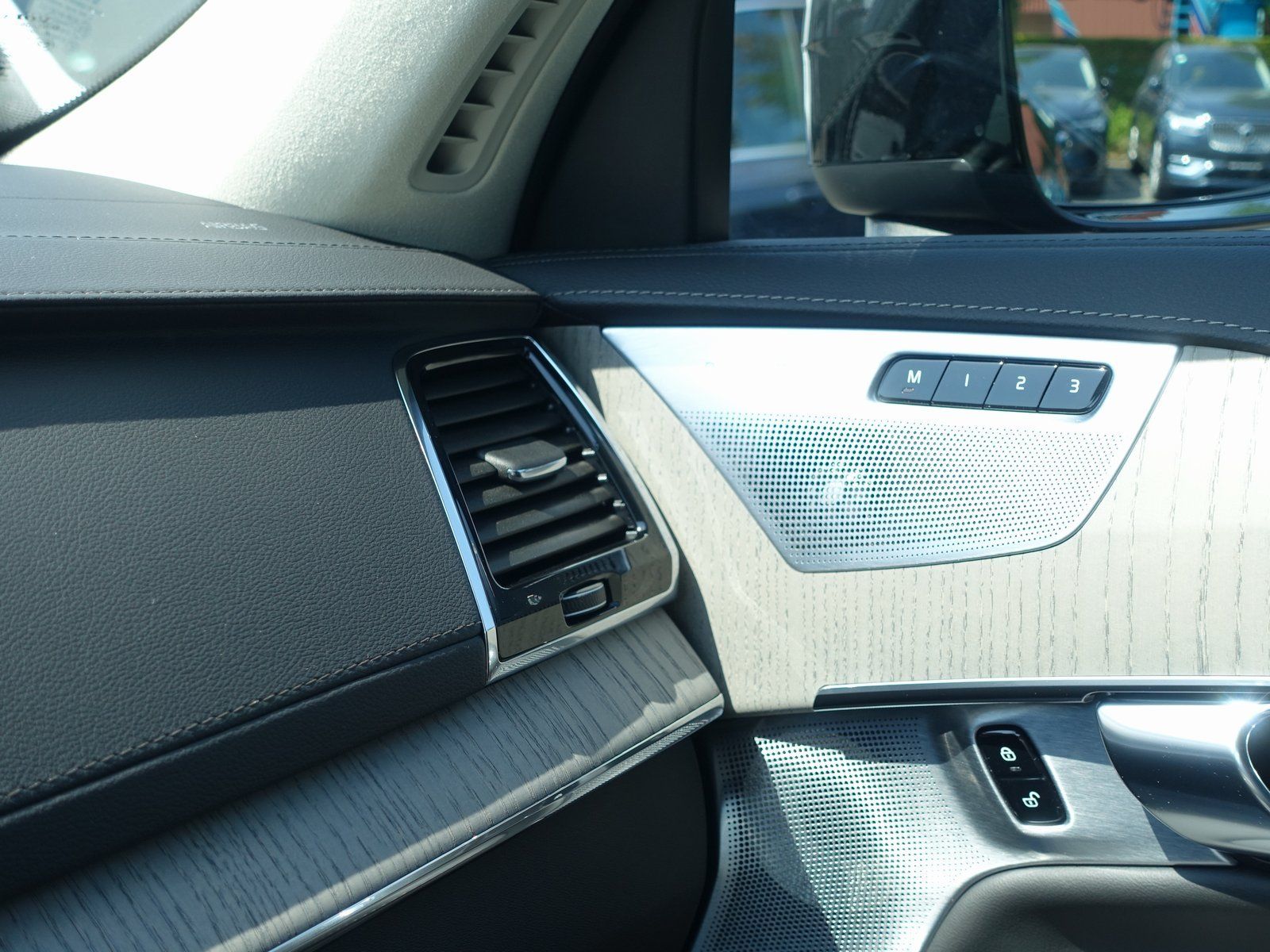 Volvo XC90 Ultra Dark T8 AWD Plug-in Hybrid - Samsaru's Car Outlet