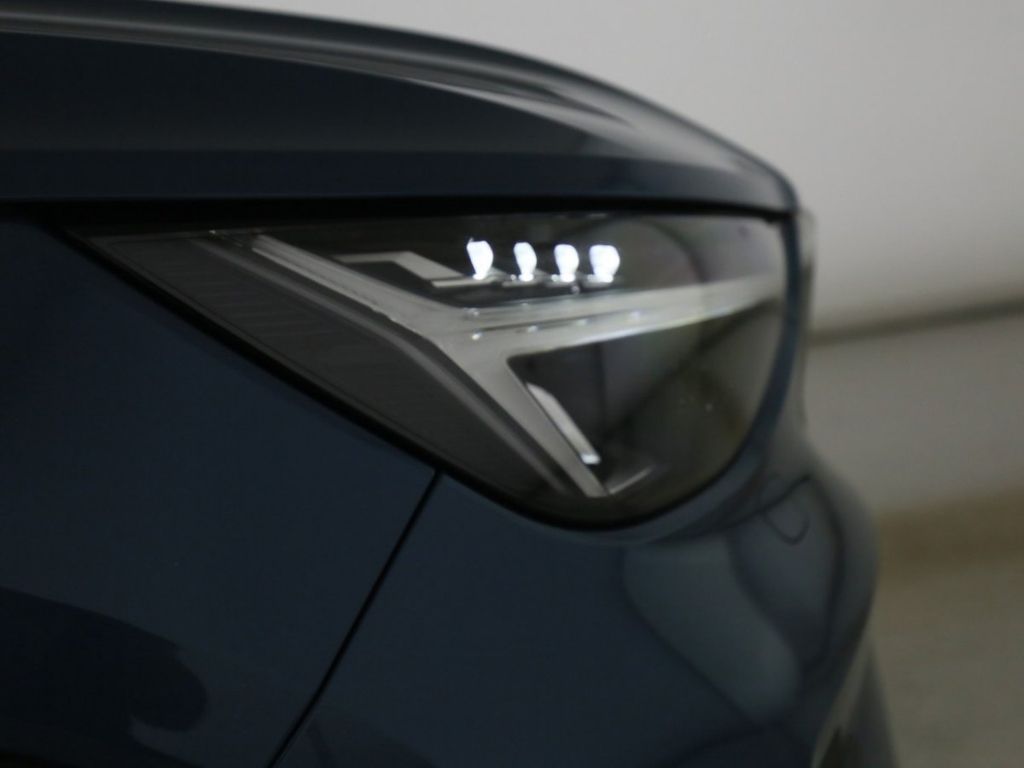 Volvo XC40 T4 Recharge Core Voll-LED AHK Kamera
