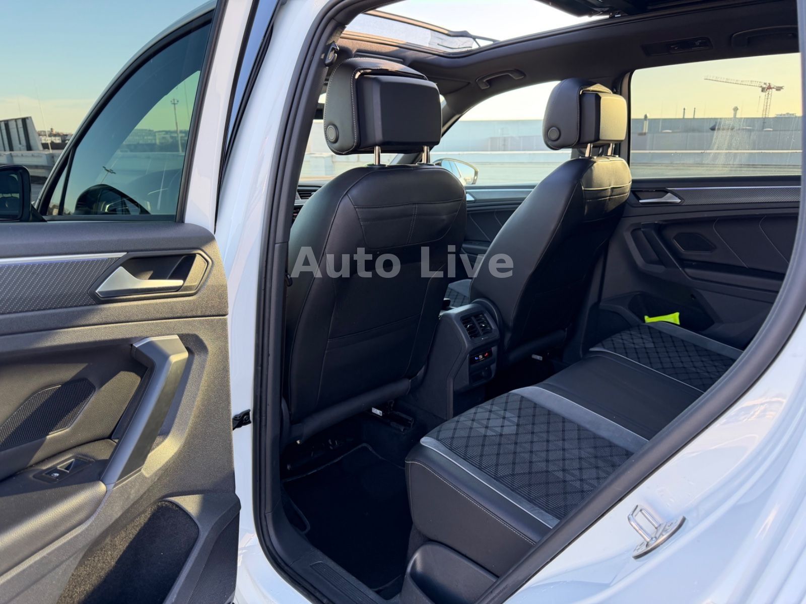 Volkswagen Tiguan 2.0 TDI*4M*DSG*R LINE*PANO*IQ-LED*AHK*VOL