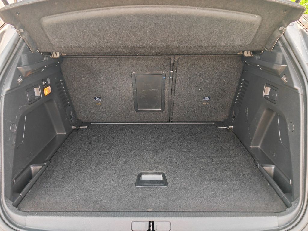 Peugeot 3008 PureTech 130 EAT8 - Samsaru's Car Outlet