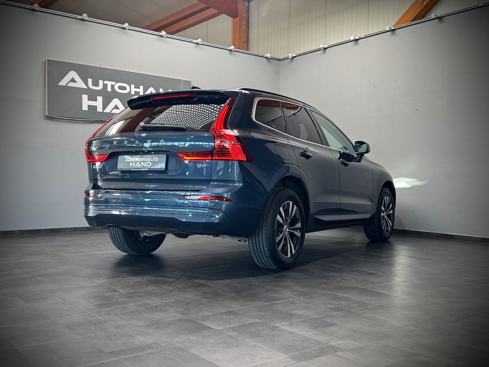 Volvo XC60 Momentum Pro 2WD - Samsaru's Car Outlet