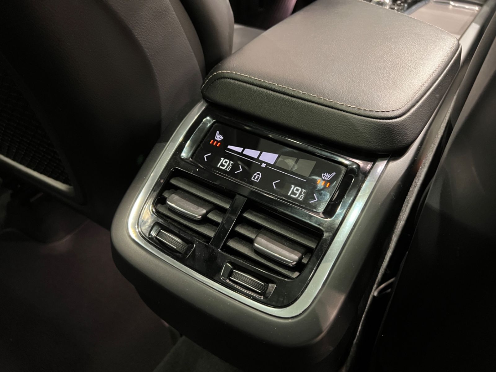 Volvo XC60 R Design AWD - Samsaru's Car Outlet