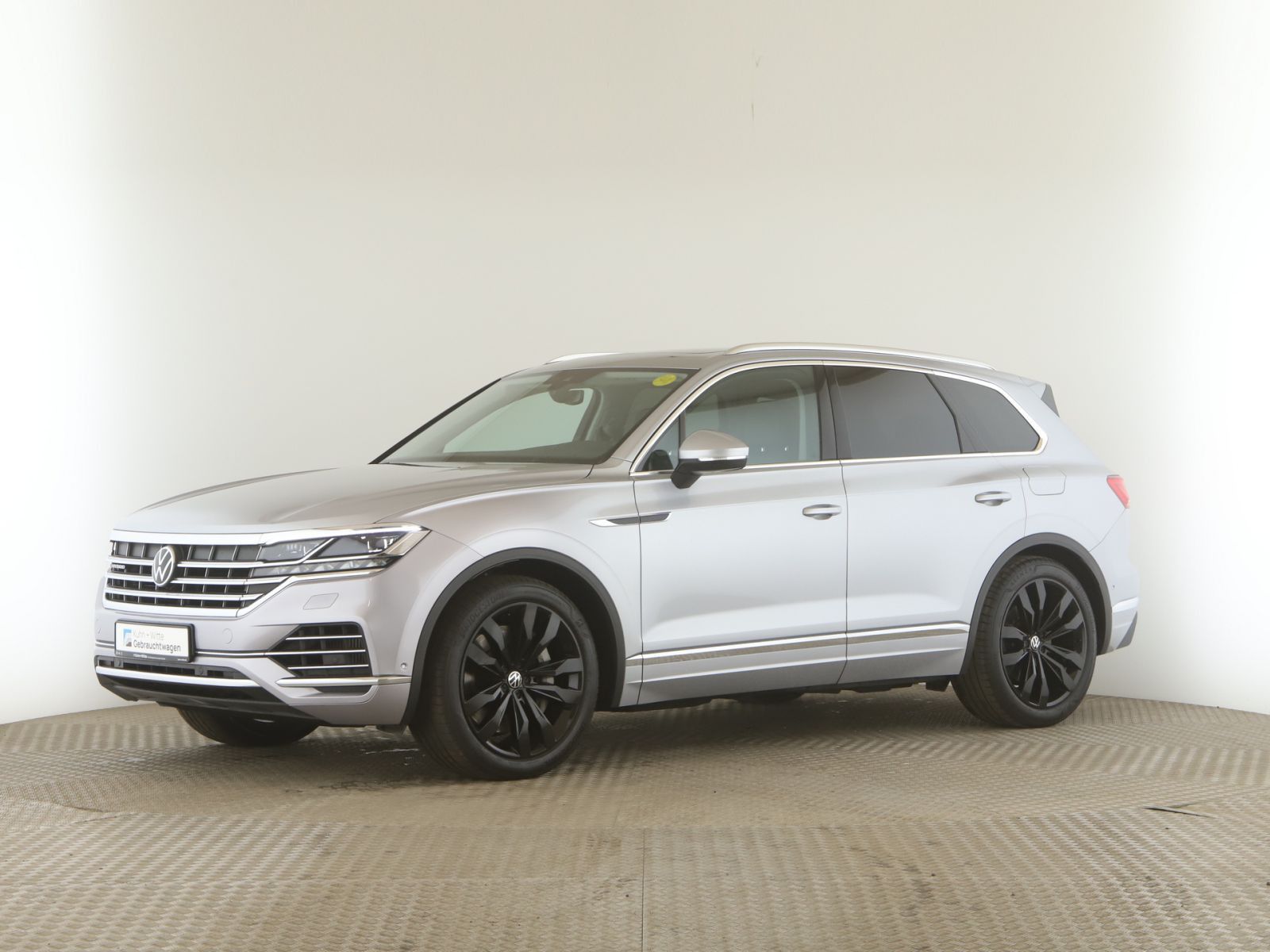 Volkswagen Touareg 3.0 TSIe Elegance 4M - Samsaru's Car Outlet