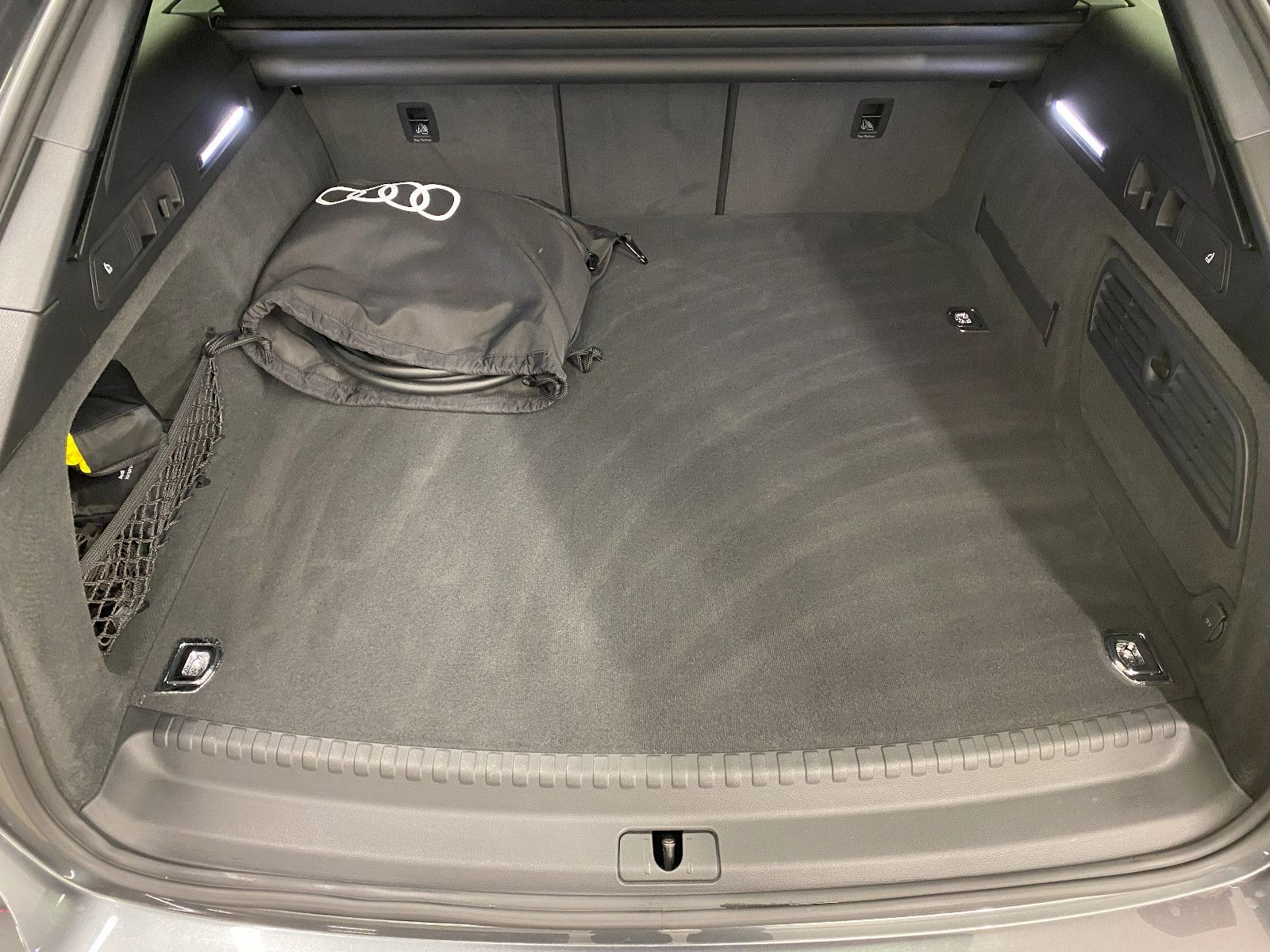 Audi A6 Avant 55 TFSIe quattro S line - Samsaru's Car Outlet