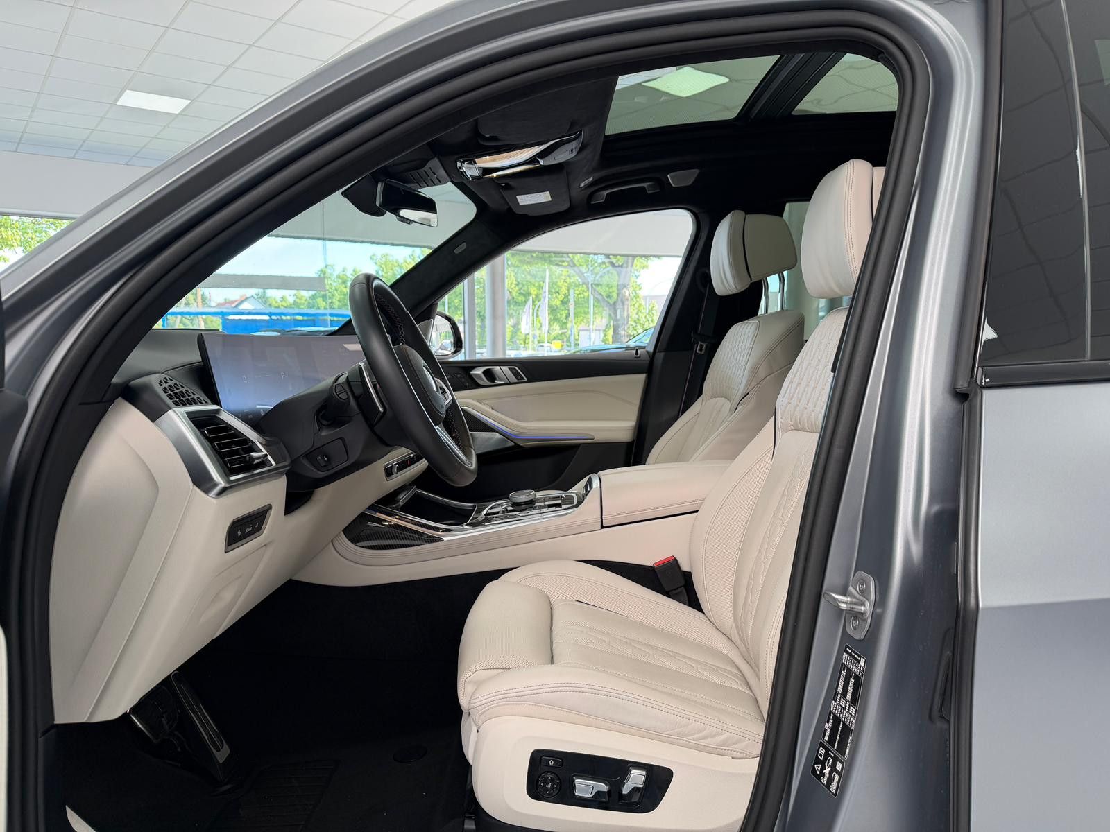 BMW X7 M60 i*PANO-SKY*B&W*HUD*KRISTALL*6-SITZ*360°
