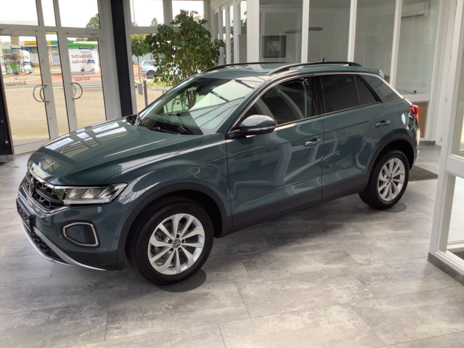 Volkswagen T-Roc Life DSG - Samsaru's Car Outlet