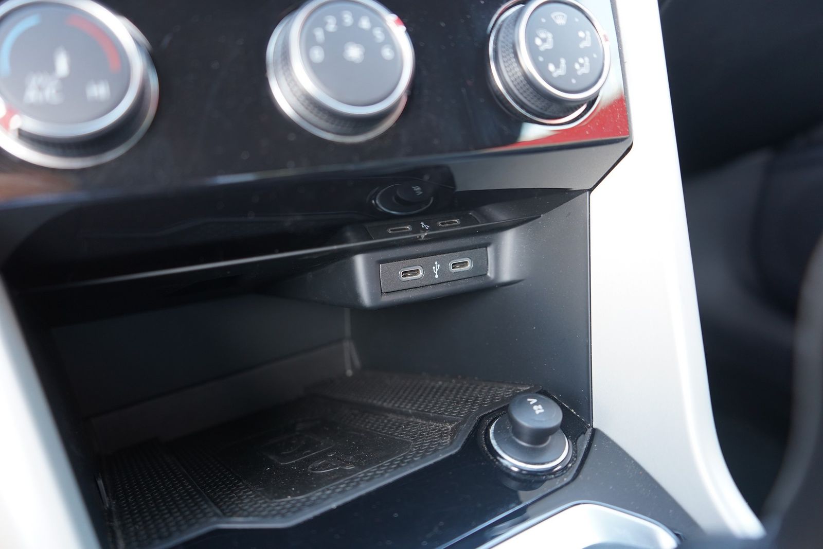 Volkswagen T-Roc 1.5 TSI Style - Samsaru's Car Outlet