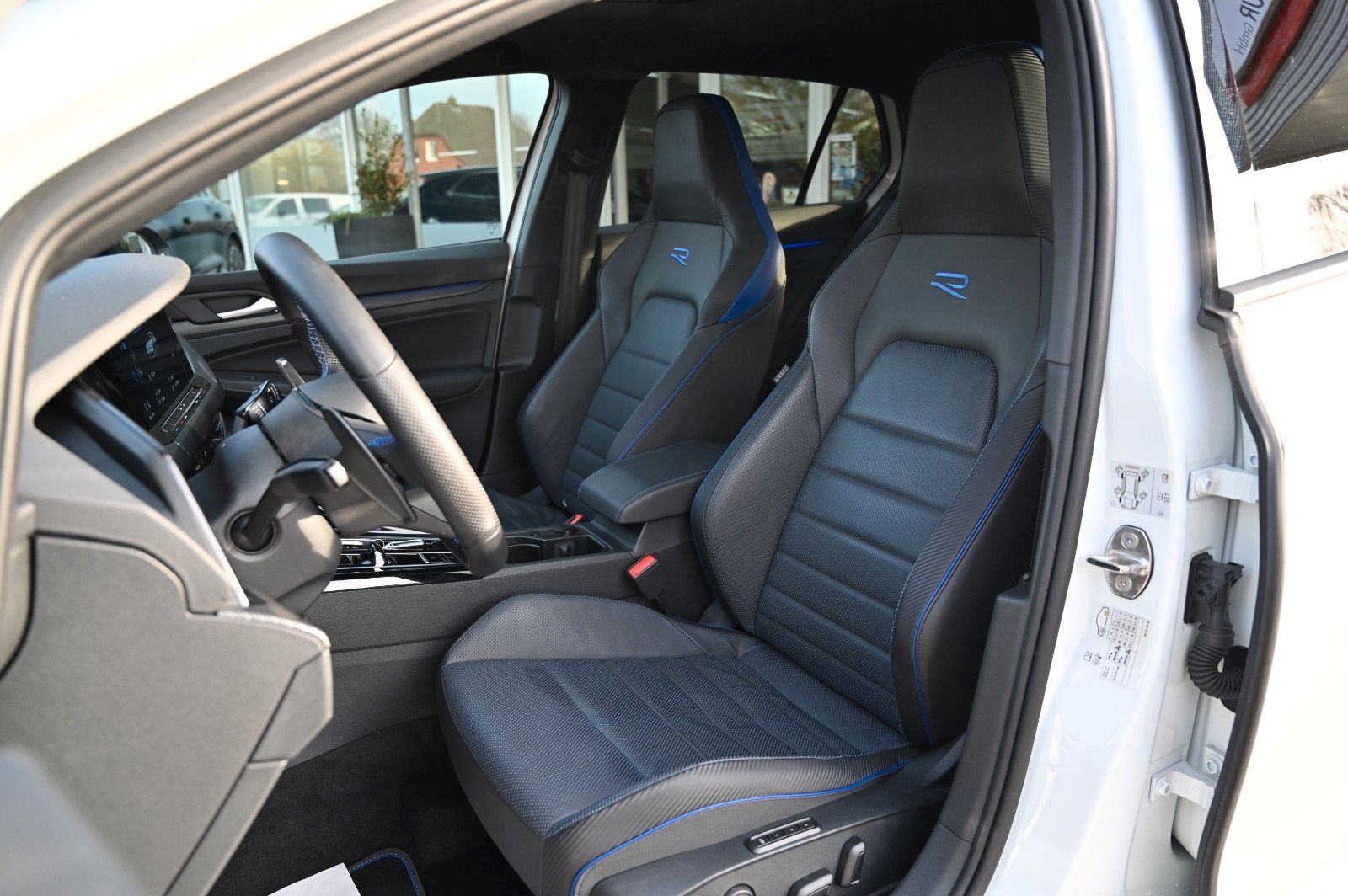 Volkswagen Golf VIII Lim. R 4Motion/ ACC / PANO / R-SPORT