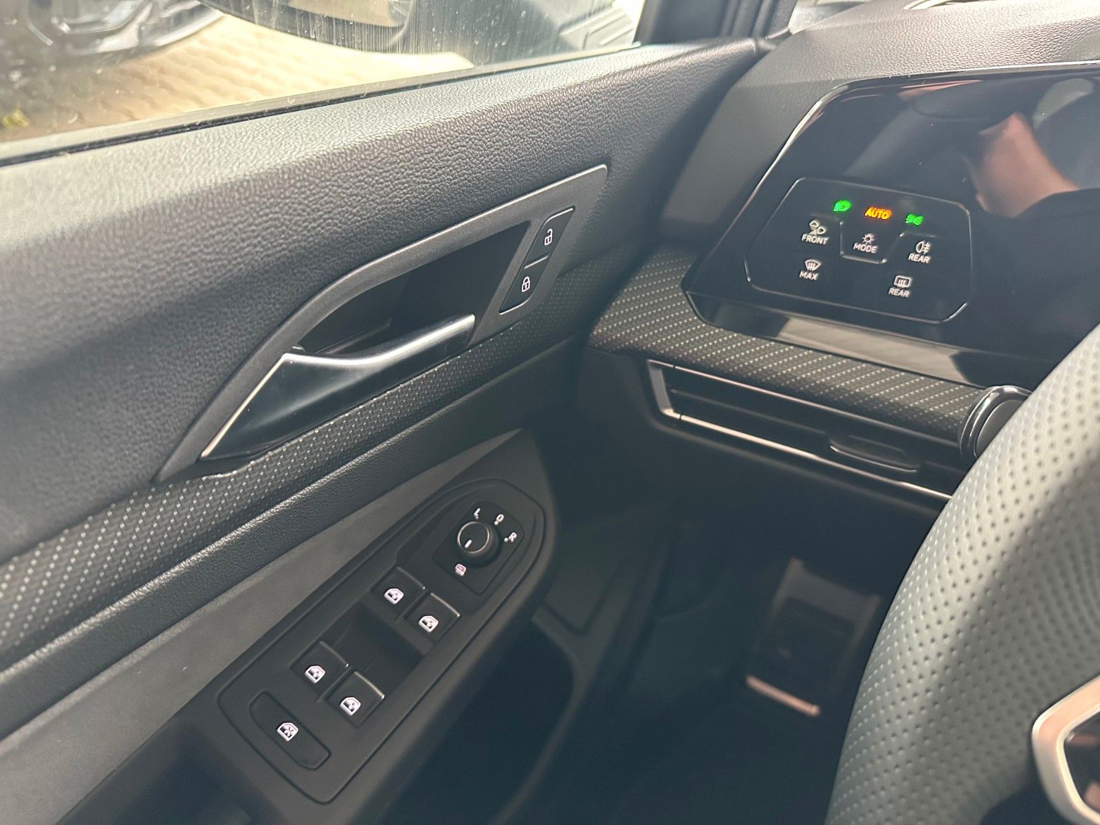 Volkswagen Golf VIII 1.5 eTSI OPF DSG R-Line - Samsaru's Car Outlet
