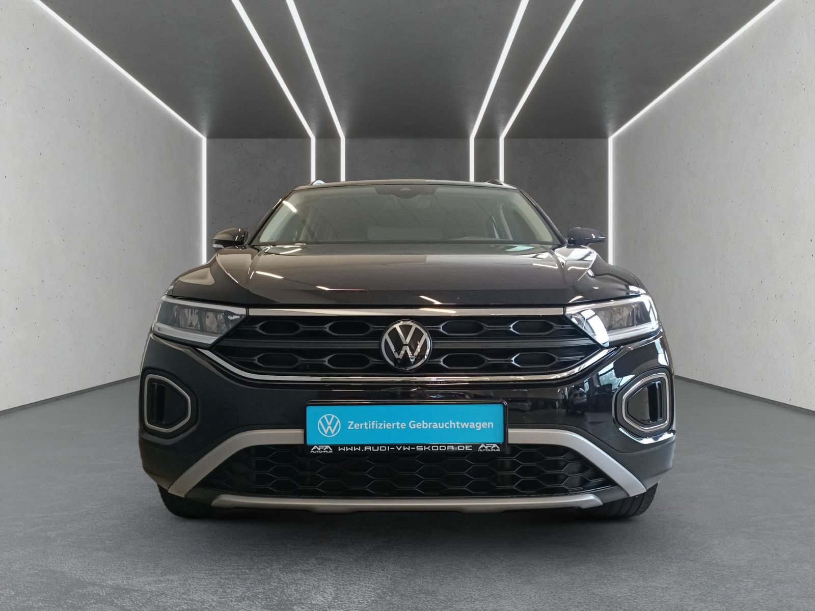 Volkswagen T-Roc 1.5 TSI LIFE DSG - Samsaru's Car Outlet