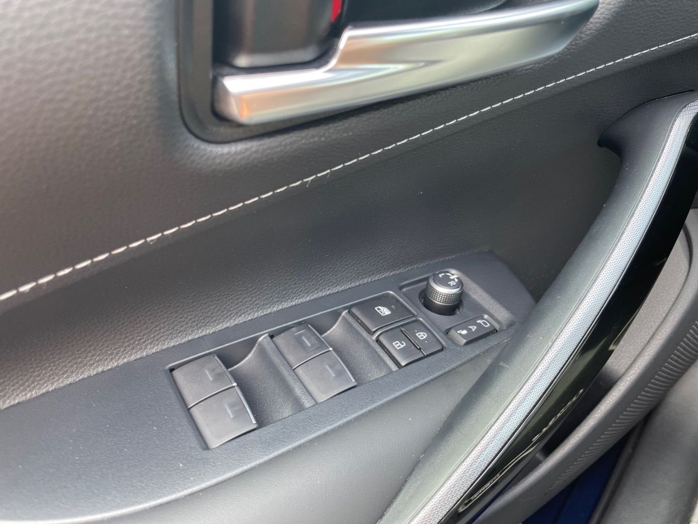 Toyota Corolla 2.0 Hybrid TS Lounge - Samsaru's Car Outlet