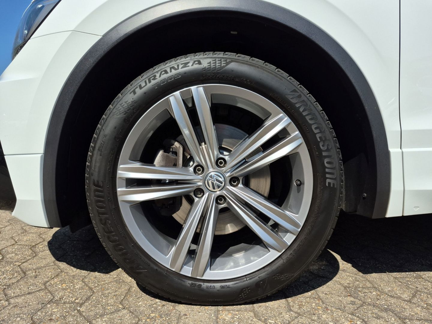 Volkswagen Tiguan 2.0 R-Line 4Motion - Samsaru's Car Outlet