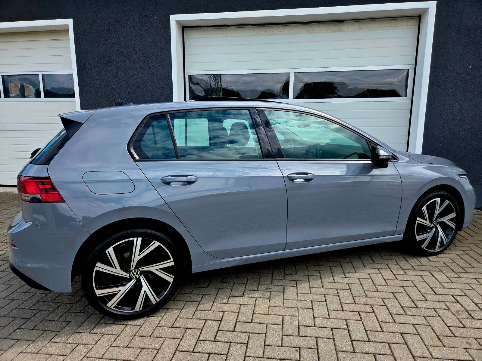 Volkswagen Golf VIII Life - Samsaru's Car Outlet