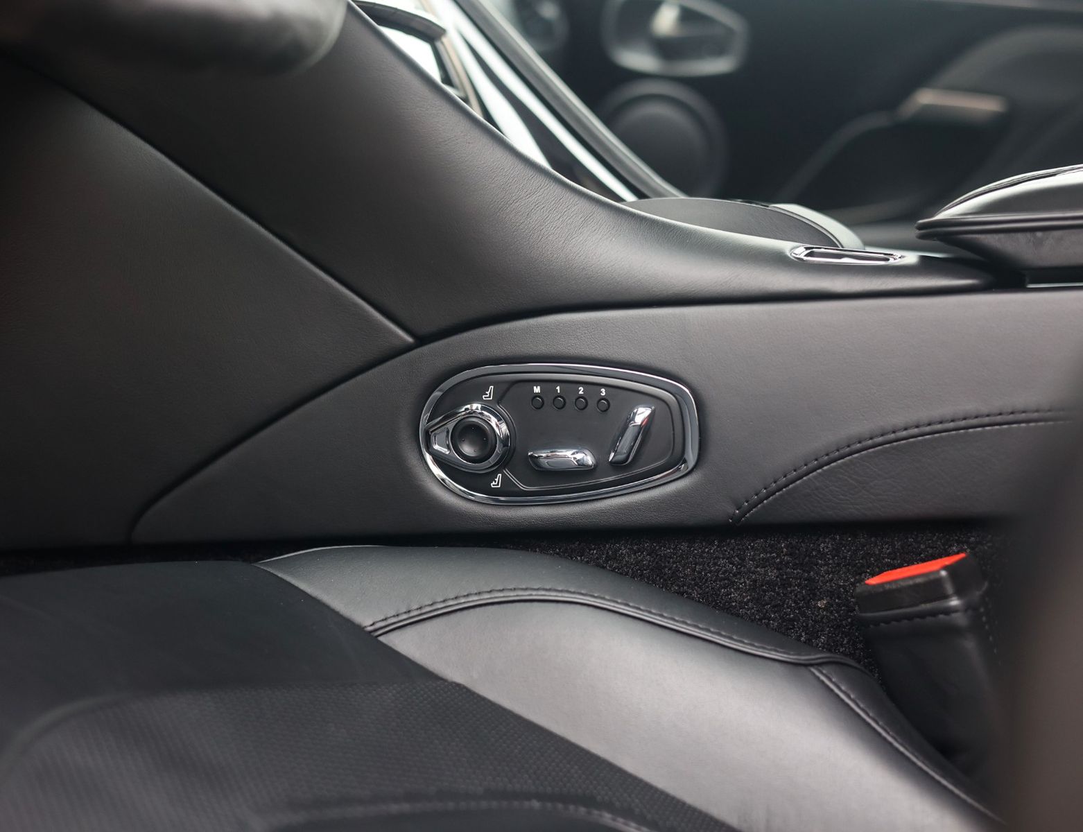 Aston Martin DBS Superleggera 5.2 V12 | B&O - Carbon