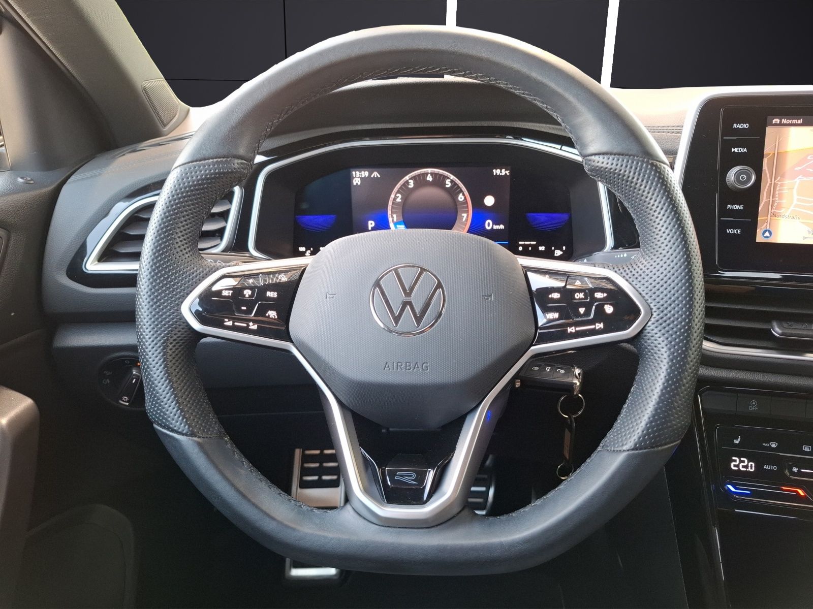 Volkswagen T-Roc TSI R-Line DSG 4M - Samsaru's Car Outlet
