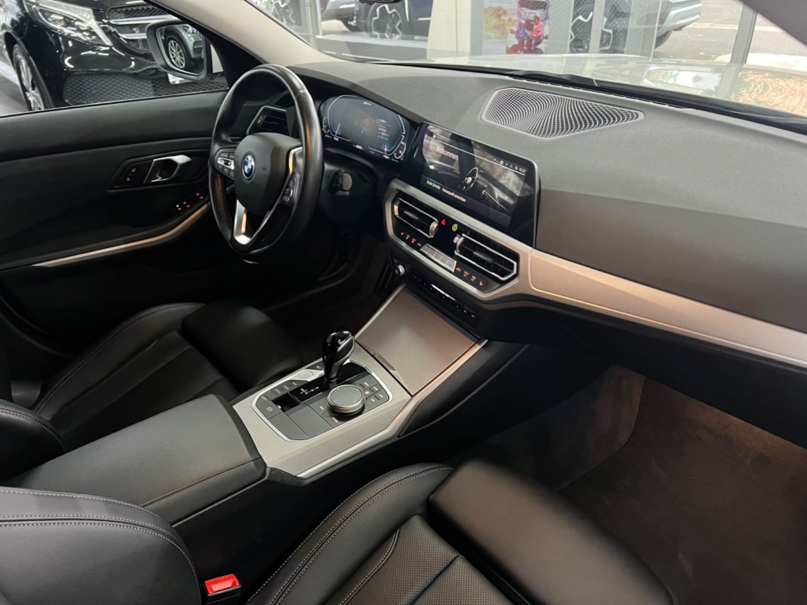 BMW 330 e Advantage Touring - Samsaru's Car Outlet