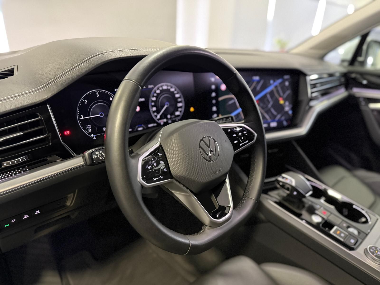 Volkswagen Touareg Elegance 4Motion - Samsaru's Car Outlet