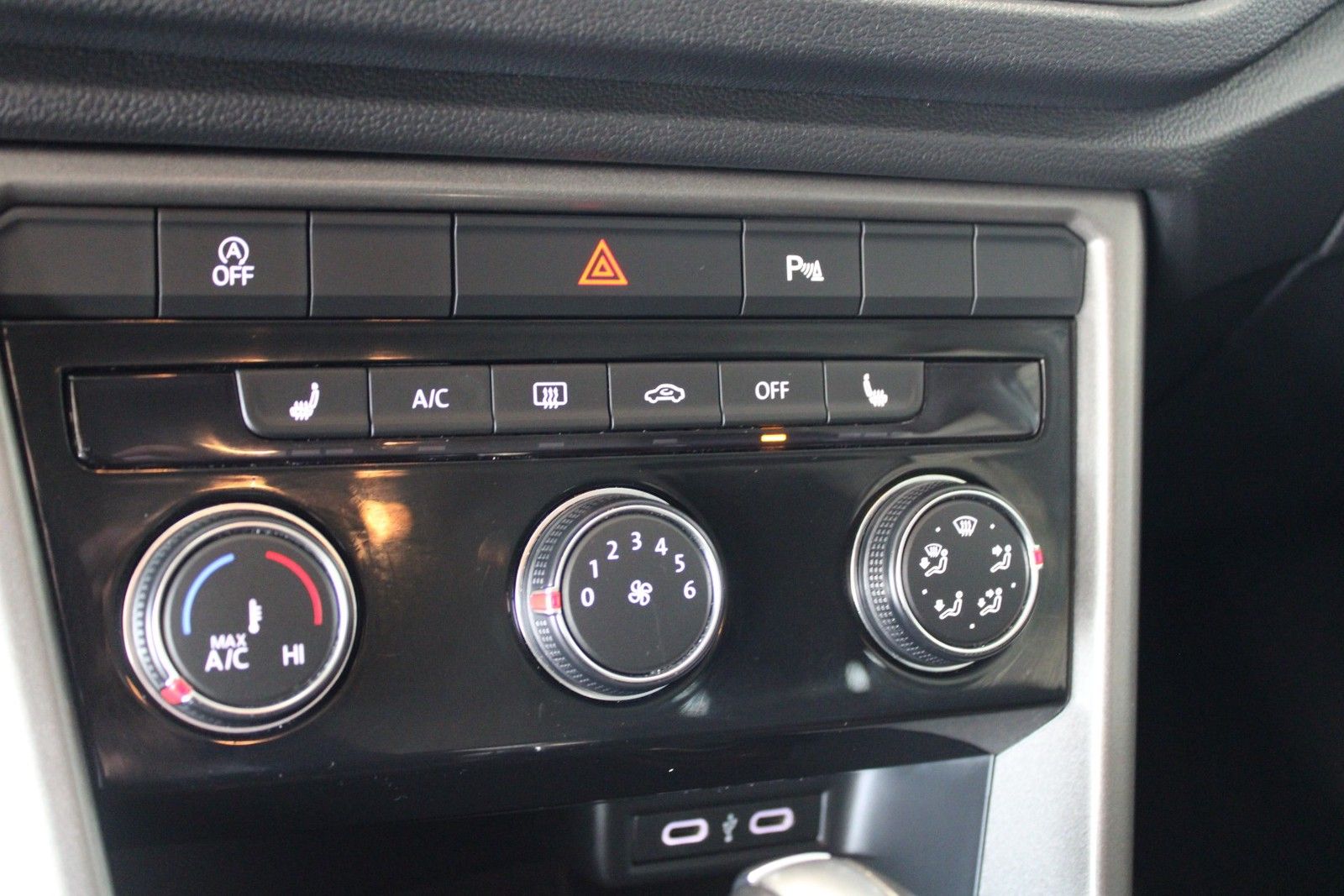 Volkswagen T-Roc 1.5 TSI DSG - Samsaru's Car Outlet