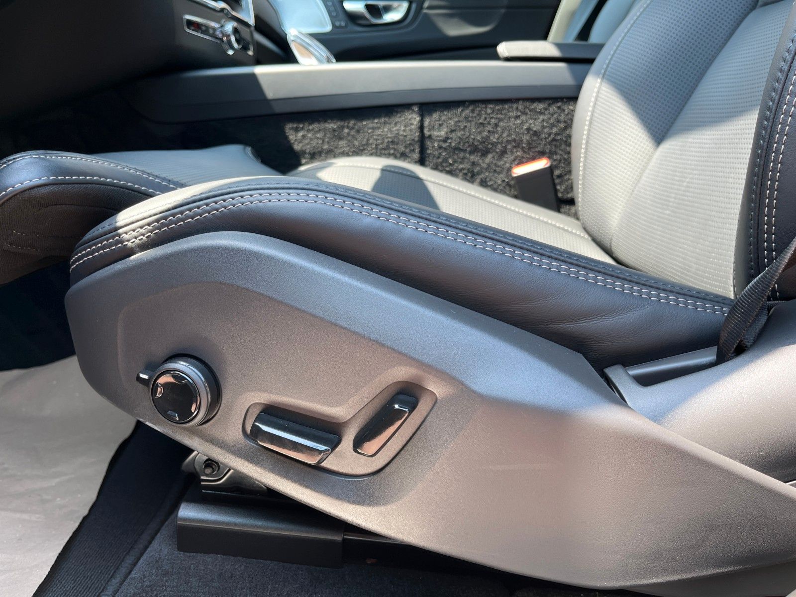 Volvo XC60 T6 Plug-in Hybrid ULTRA BLACK EDITION - Samsaru's Car Outlet