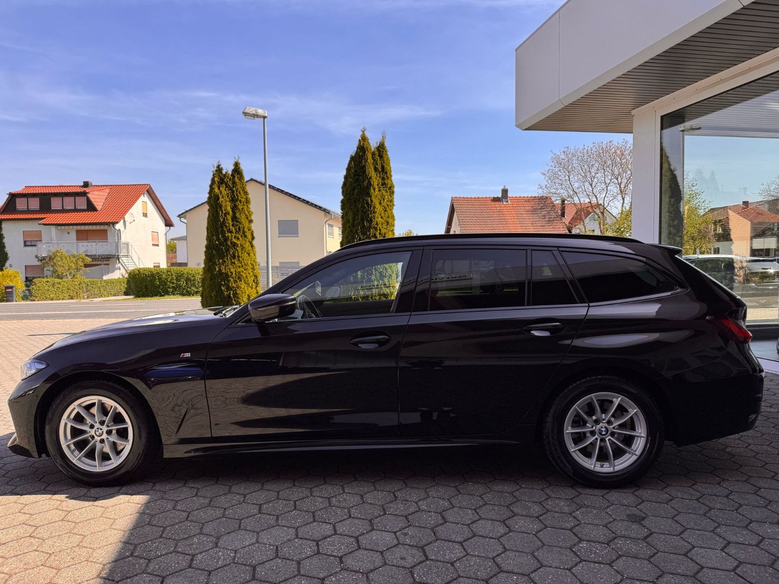 BMW 320 i Touring M-Sport - Samsaru's Car Outlet