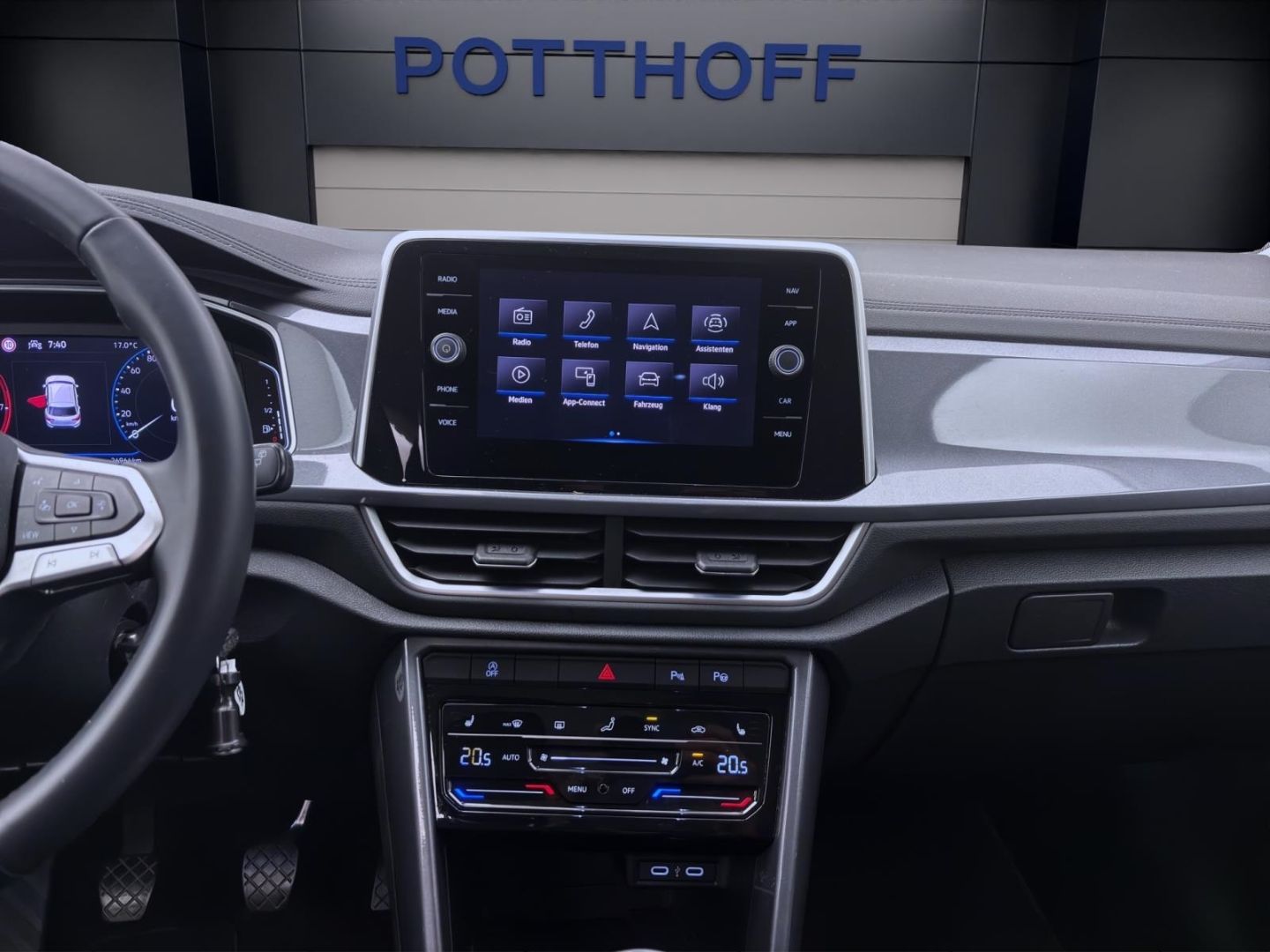 Volkswagen T-Roc 1.0 TSI STYLE - Samsaru's Car Outlet
