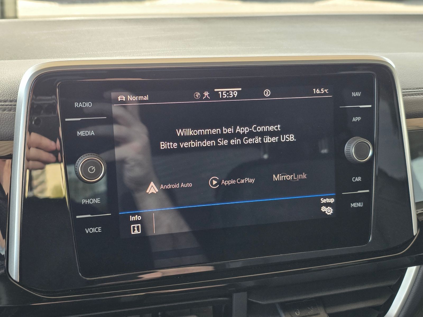 Volkswagen T-Roc 2.0 TDI DSG R-Line - Samsaru's Car Outlet
