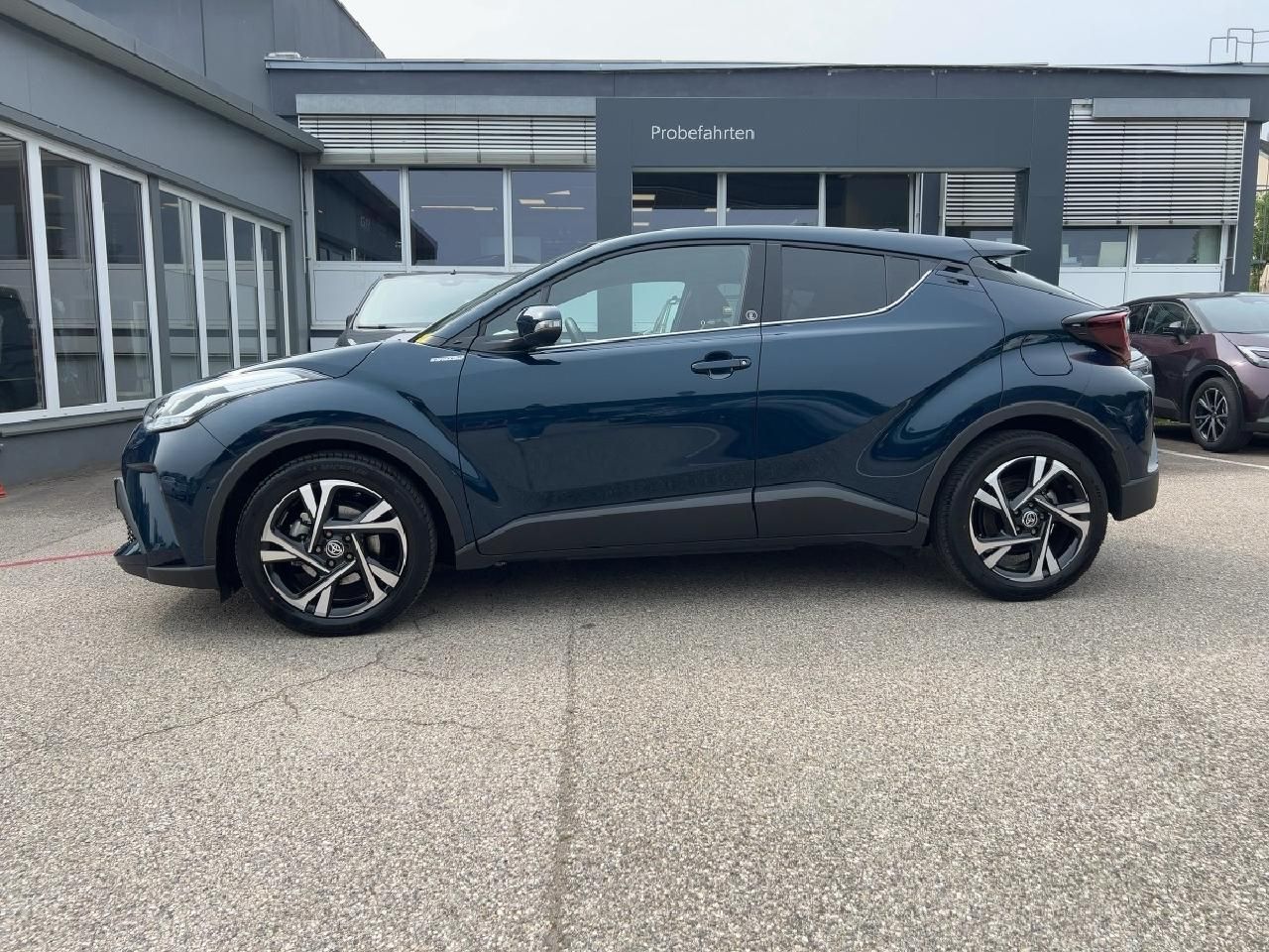 Toyota C-HR 2.0 Hybrid Team - Samsaru's Car Outlet