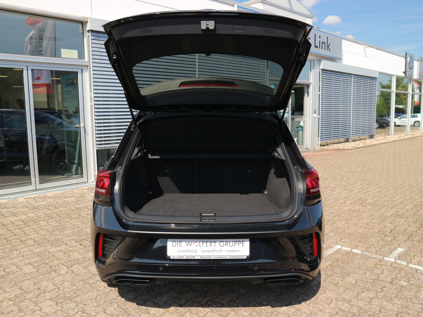 Volkswagen T-Roc R-Line - Samsaru's Car Outlet