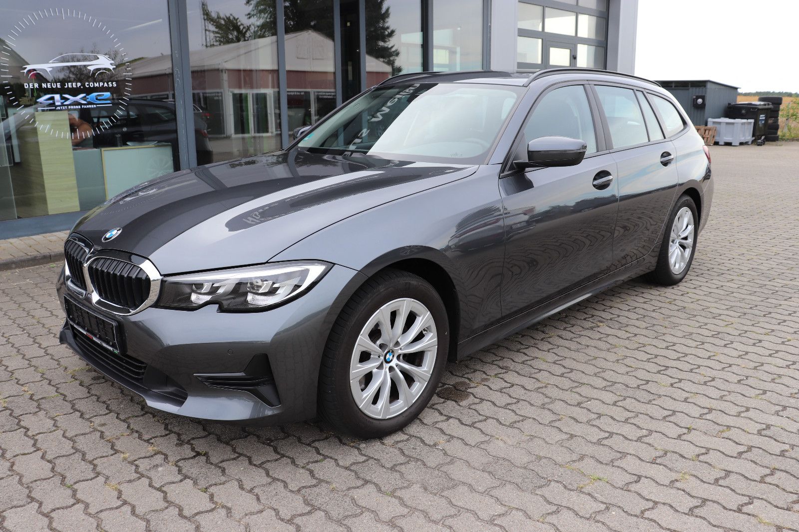 BMW 320i Touring Advantage - Samsaru's Car Outlet