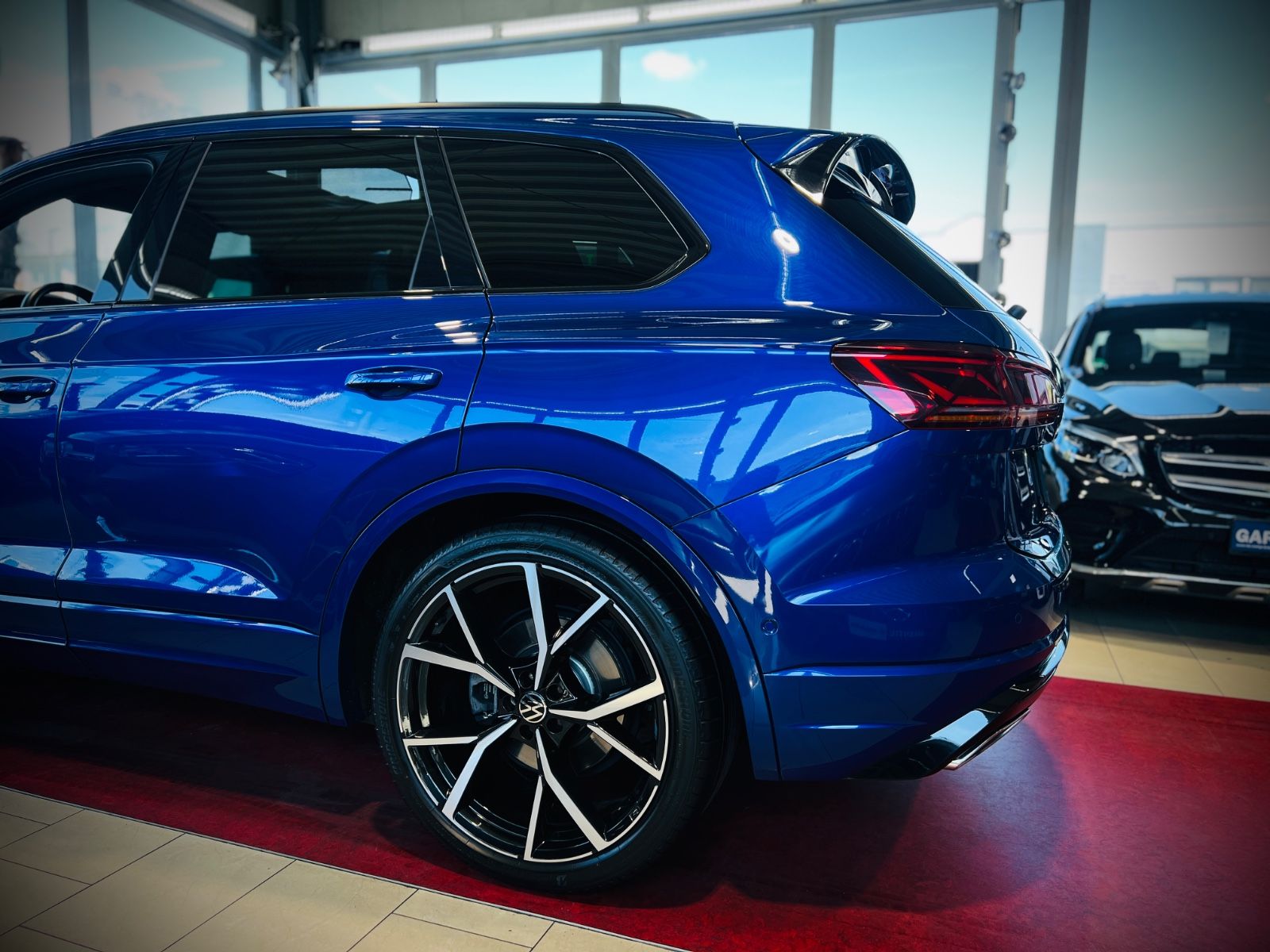 Volkswagen Touareg R-Line 4Motion - Samsaru's Car Outlet