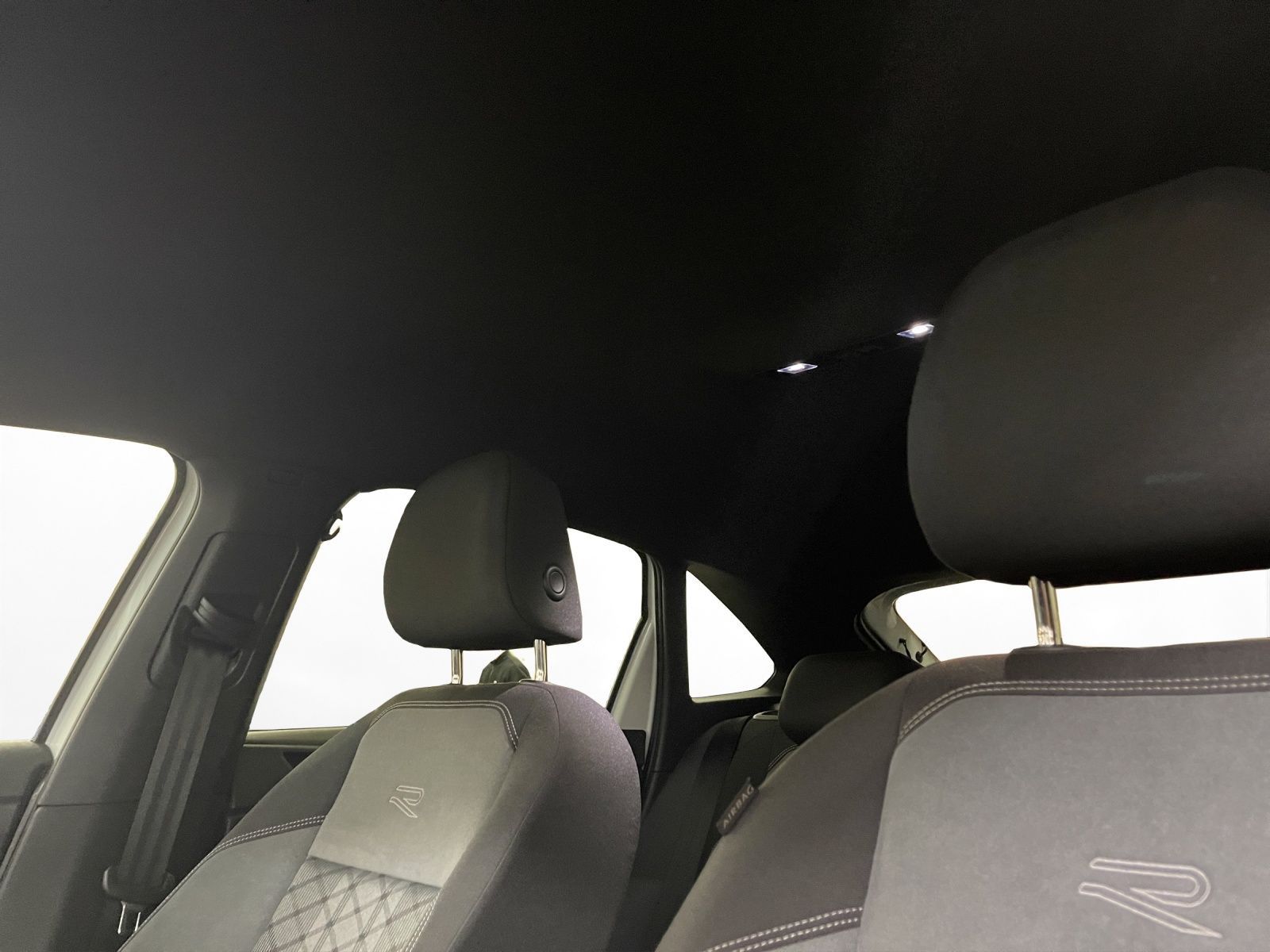Volkswagen Taigo 1.5 TSI R-Line DSG - Samsaru's Car Outlet