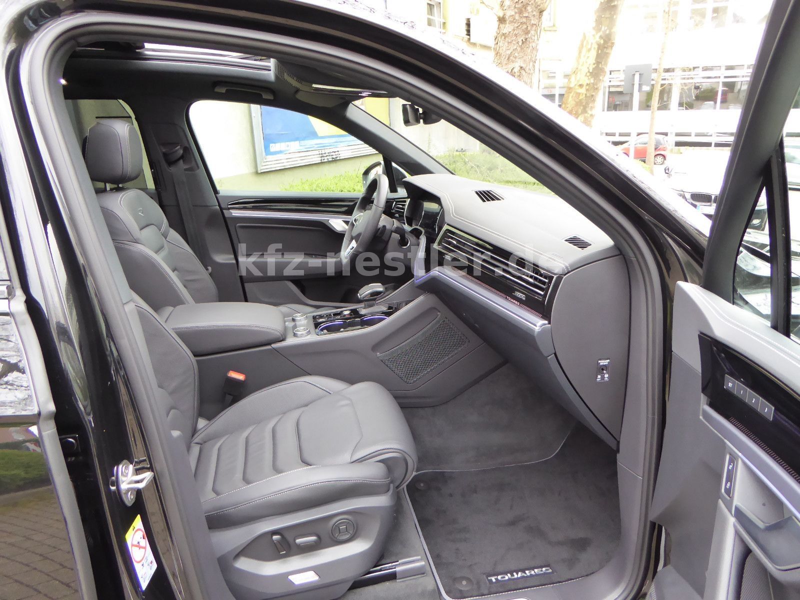 Volkswagen Touareg R eHybrid - Samsaru's Car Outlet