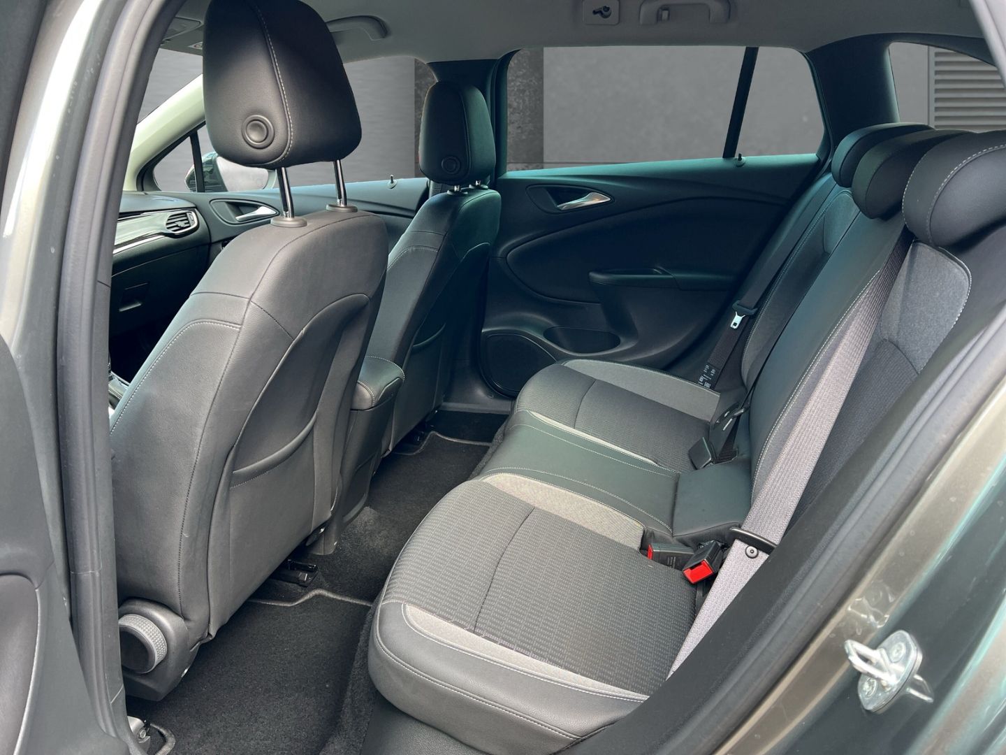 Opel Astra Sports Tourer Business 1.4T - Samsaru's Car Outlet