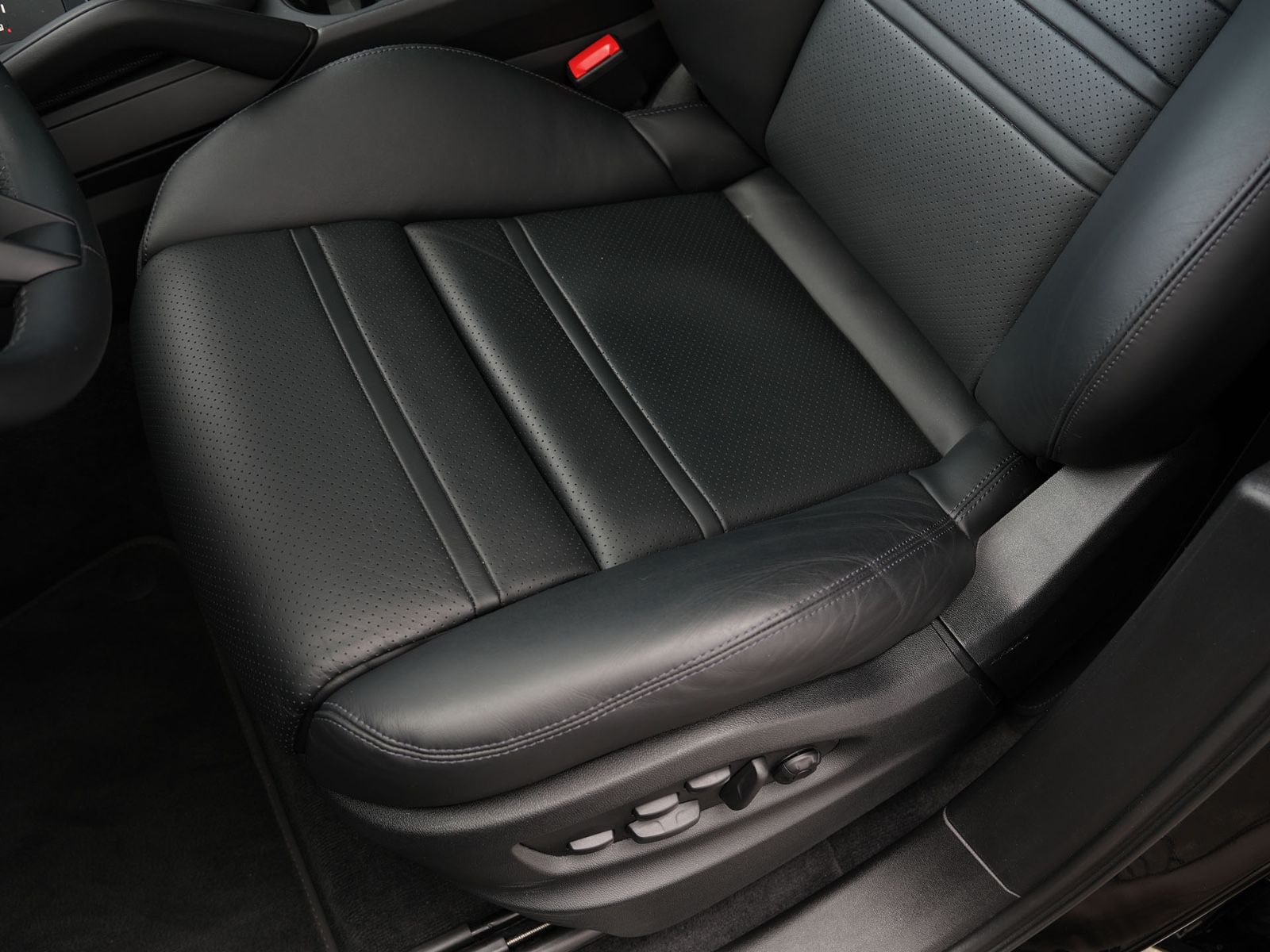 Porsche E-Hybrid MY24-INNODRIVE-ACC-LUFTF.-PANO-BOSE-RS