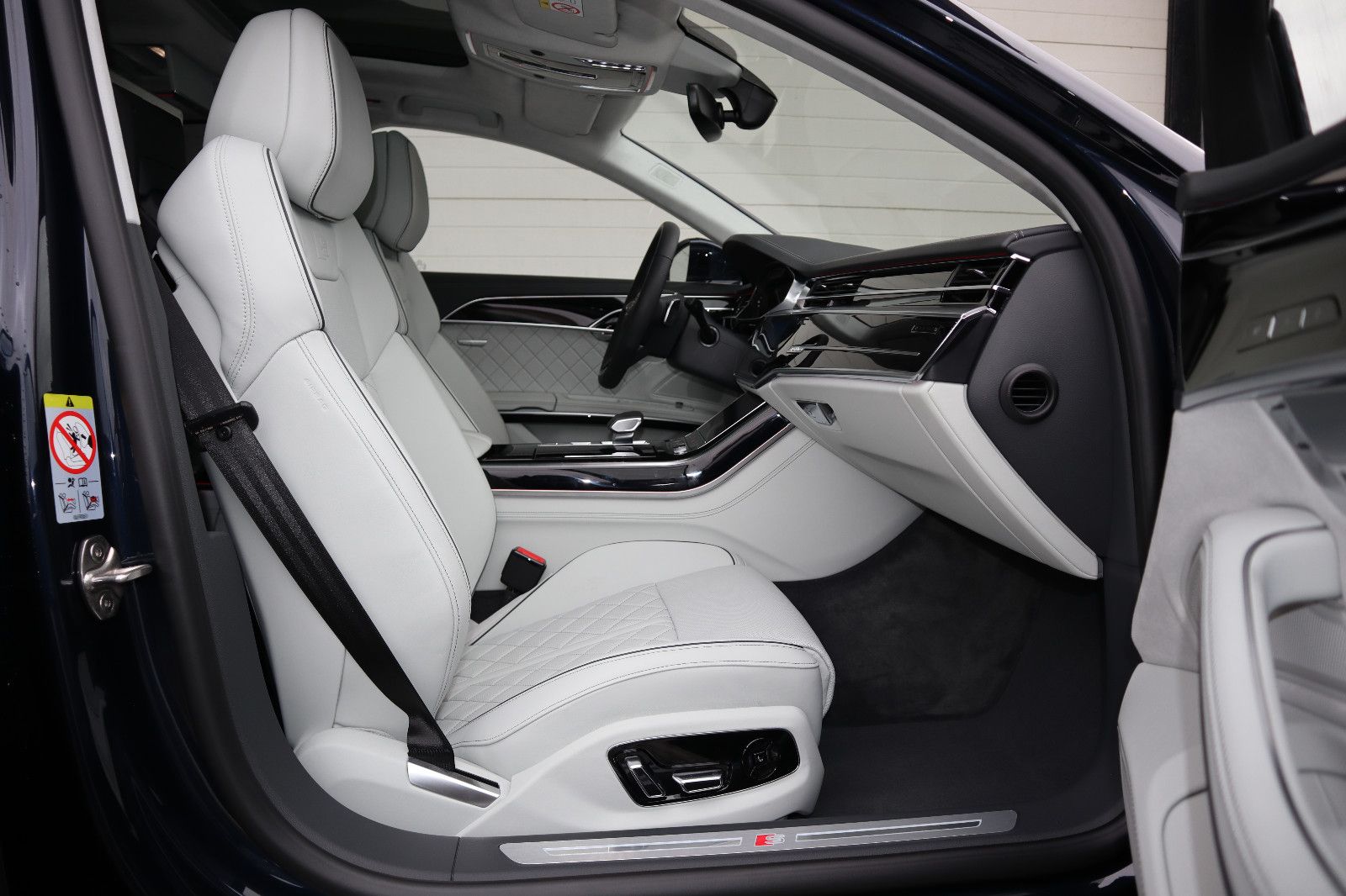 Audi A8L 60 TFSIe lang exclusive - Samsaru's Car Outlet