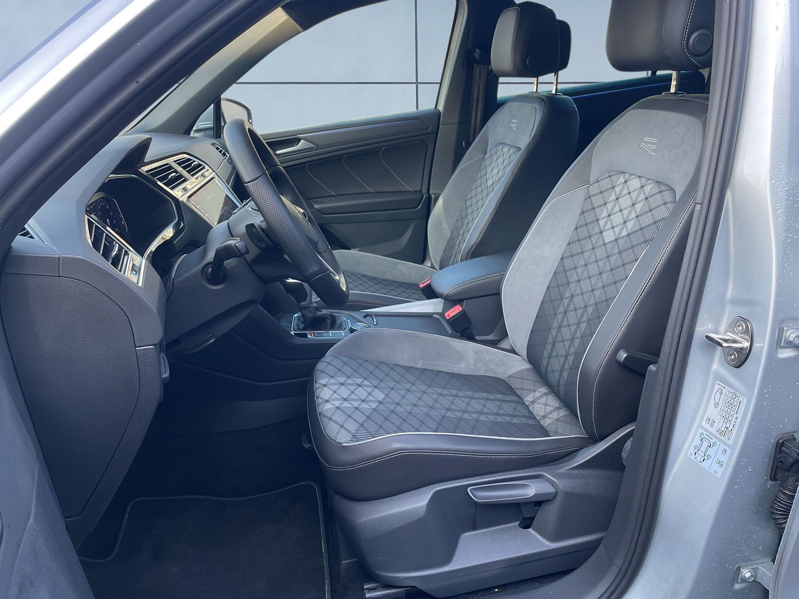 Volkswagen Tiguan R-Line 2.0 TDI DSG 4Motion - Samsaru's Car Outlet