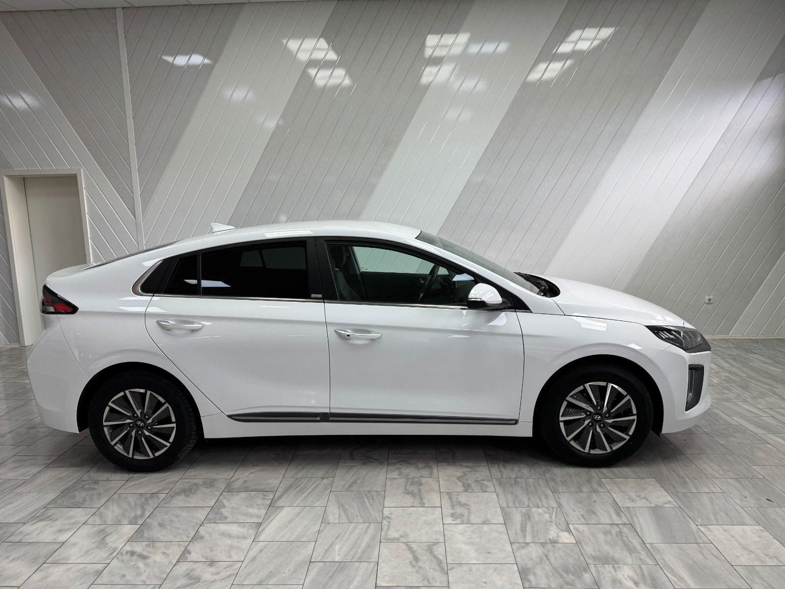 Hyundai IONIQ Style Elektro - Samsaru's Car Outlet