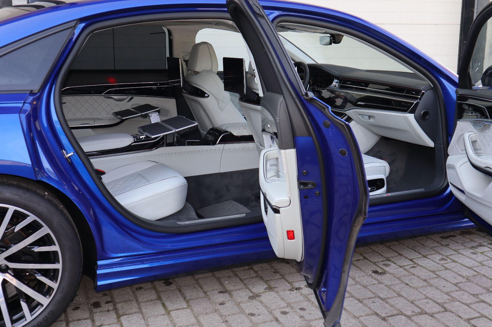 Audi A8L 60 TFSIe lang exclusive - Samsaru's Car Outlet