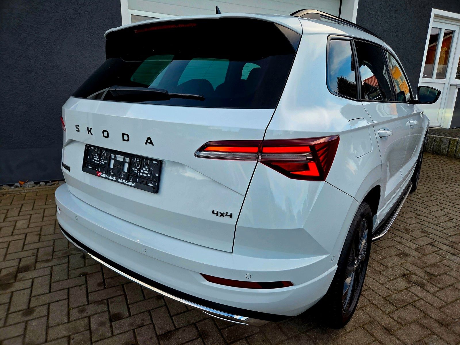 Skoda Karoq Sportline 4x4 DSG*STHEIZ*AHK*VOLL*WG-2029*