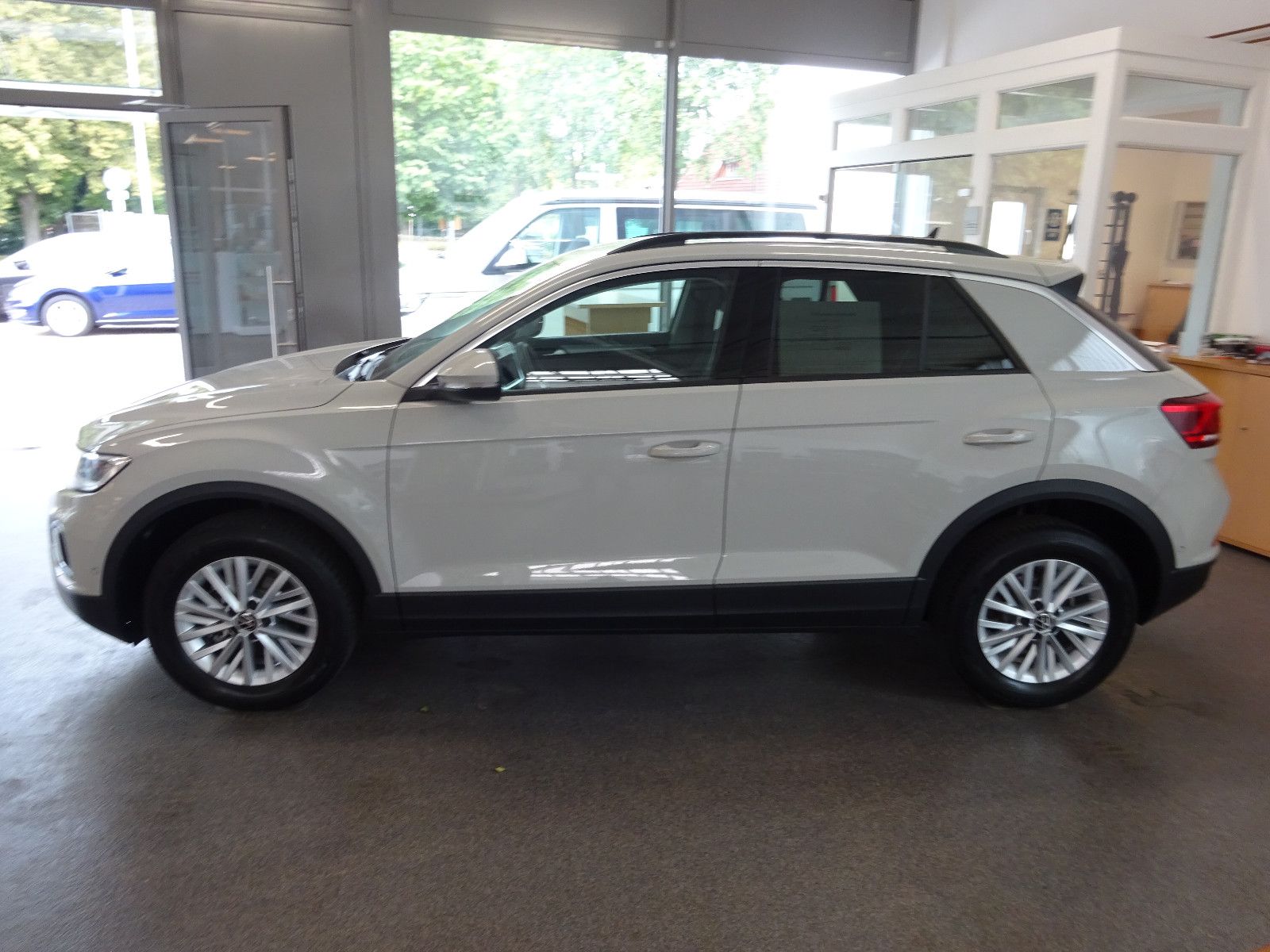 Volkswagen T-Roc 1.5 TSI DSG Life - Samsaru's Car Outlet
