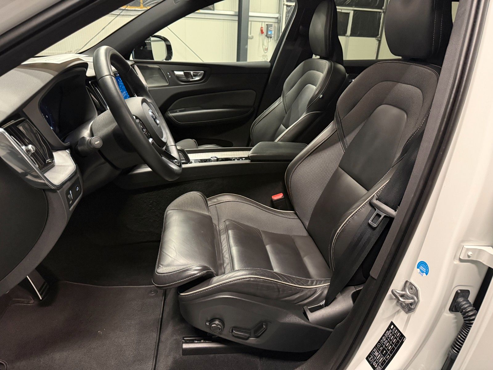 Volvo XC60 R-Design AWD *AHK*360*Standhzg*HIFI*