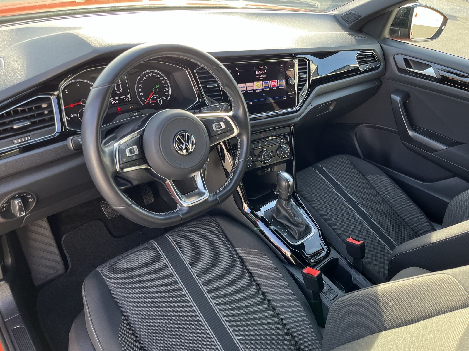 Volkswagen T-Roc 2.0 TDI DSG Style - Samsaru's Car Outlet