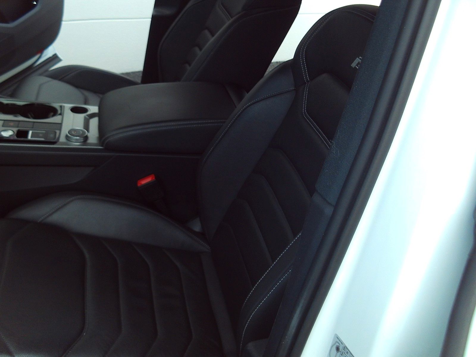 Volkswagen Touareg R-Line 4M - Samsaru's Car Outlet