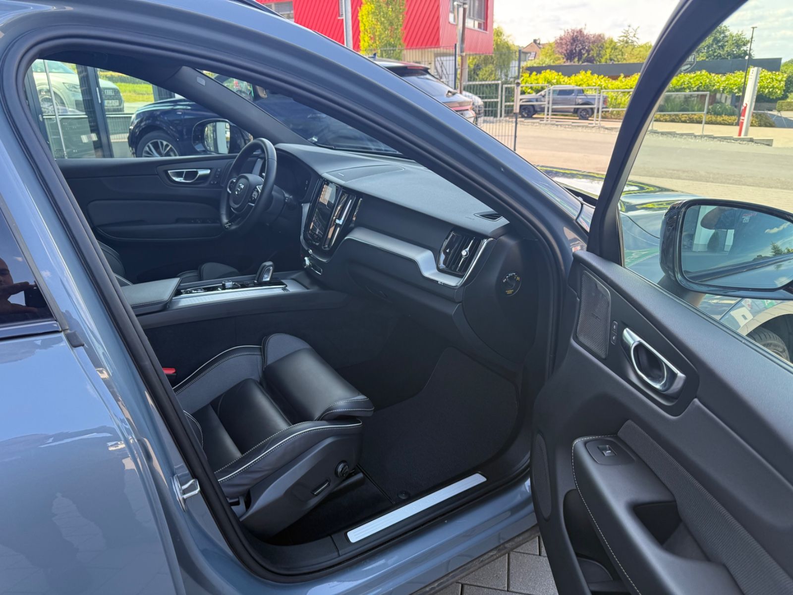 Volvo XC60 R-Design - Samsaru's Car Outlet